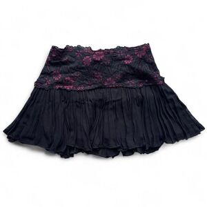 Y2K Forever 21 black sheer pleated mini skirt 🖤💕 Features a‎ pink floral lace✨